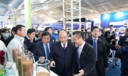 Prime Minister Nguyen Xuan Phuc visits and experiences An Phat Holdings’ products at Vietnam International Innovation Expo 2021