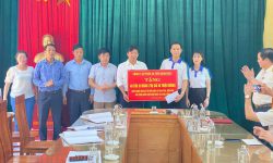 An Tien Industries JSC to give VND 50 million support to Mu Cang Chai District (Yen Bai Province) before storm season