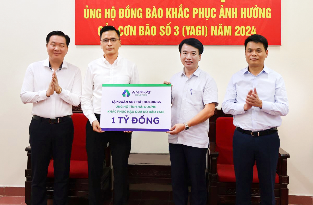 Đại diện Ban lãnh đạo An Phát Holdings trao hỗ trợ cho tỉnh Hải Dương