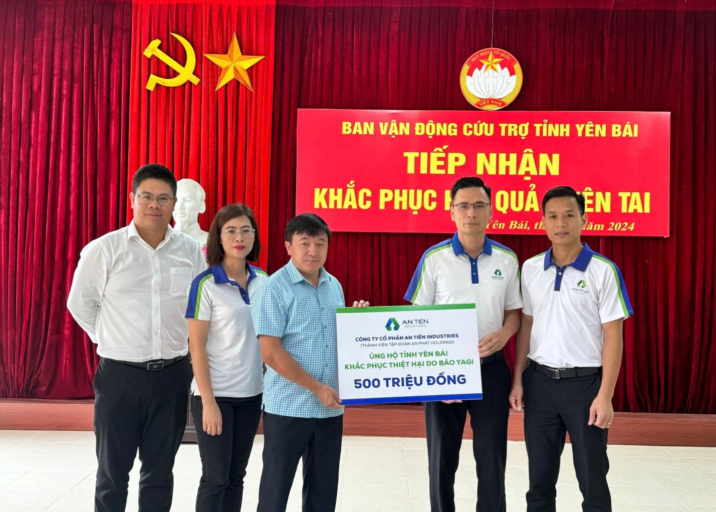 Đại diện Ban lãnh đạo Tập đoàn trao hỗ trợ cho tỉnh Yên Bái