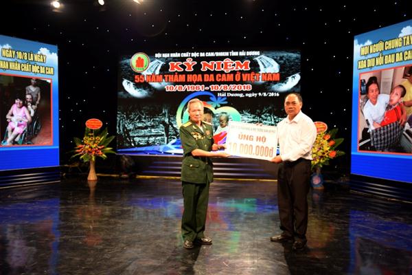 An Phat Plastic (AAA): Joining hands to support victims of Agent Orange / Dioxin in Hai Duong province