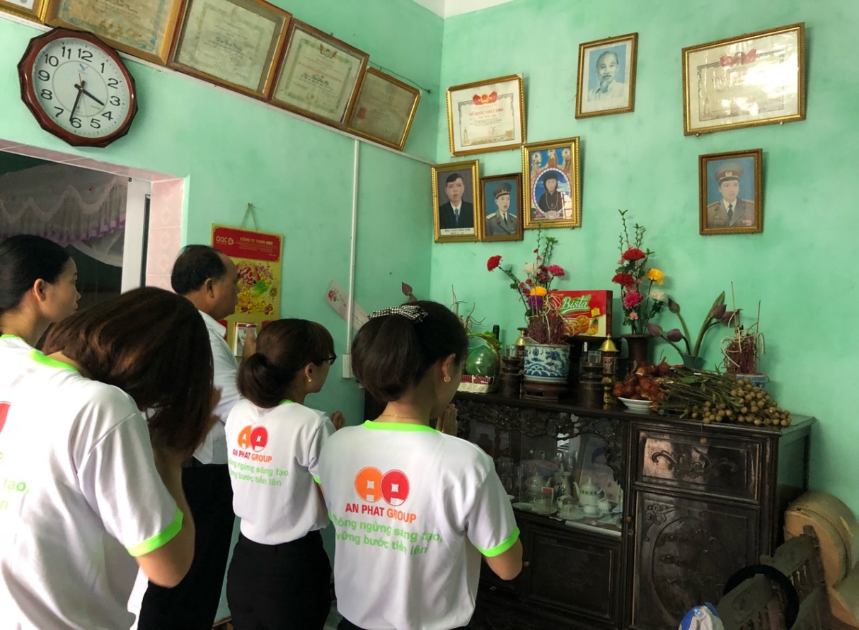 An Phat  Plastic (AAA): Paying visits and giving gifts to Vietnamese heroic mothers on the occasion of the 71st anniversary of War Invalids and Martyrs' Day