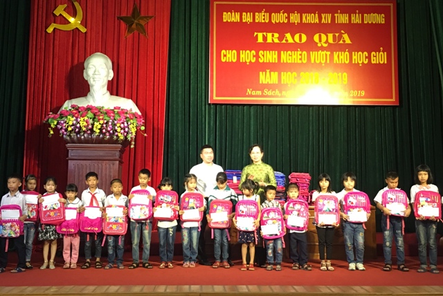 An Phat Holdings and the National Assembly Delegation of Hai Duong Province gave gifts to poor students in Nam Sach district