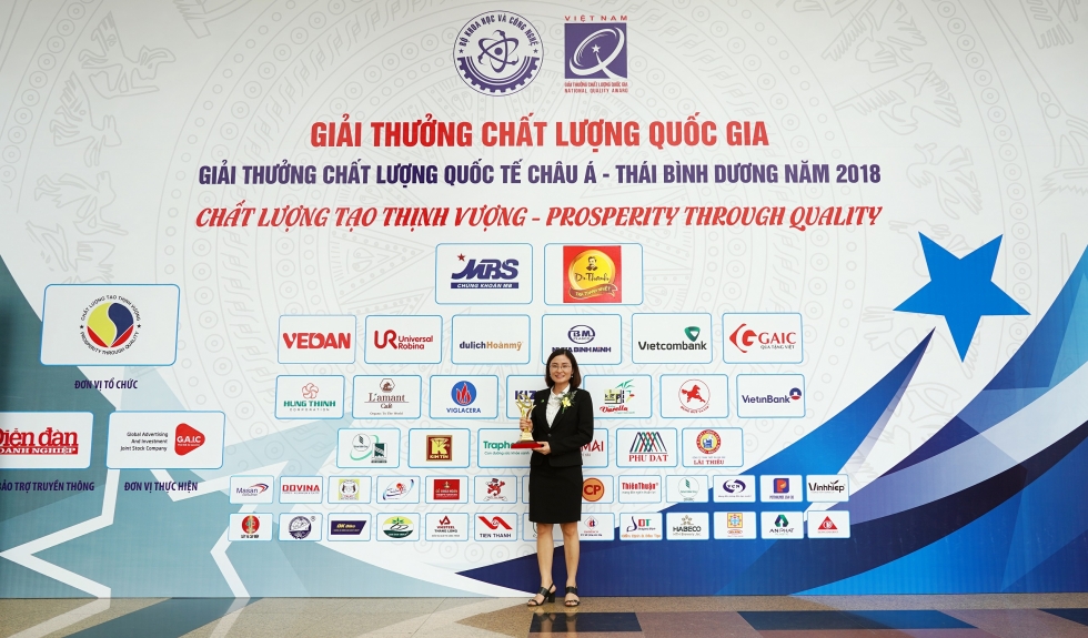 Ms. Tran Thi Thoan – Standing Deputy CEO of An Phat Bioplastics and the award