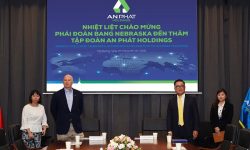 Thống đốc bang Nebraska (Hoa Kỳ) thăm Công ty Cổ phần Nhựa An Phát Xanh