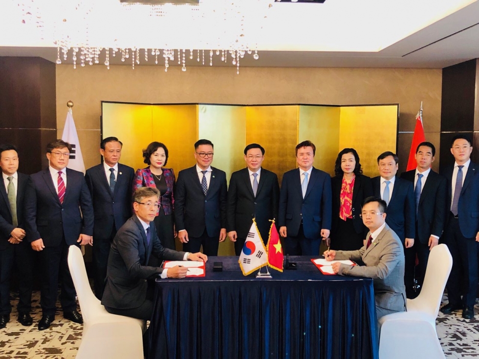 Deputy Prime Minister Vuong Dinh Hue witnessed An Phat Holdings promoting the cooperation in research and production of bio compostable materials in South Korea