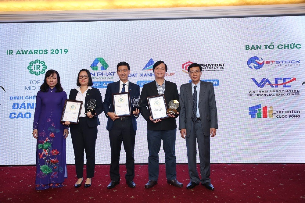 Representative of AAA (second from the left) received the 2019 IR Awards 