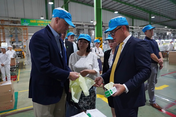Chairman of An Phat Holdings introduced the products while leading the delegation to visit the factory
