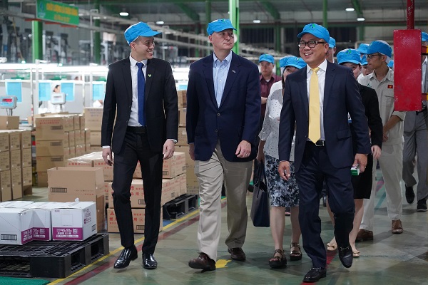 Chairman of An Phat Holdings led the delegation to visit the factory