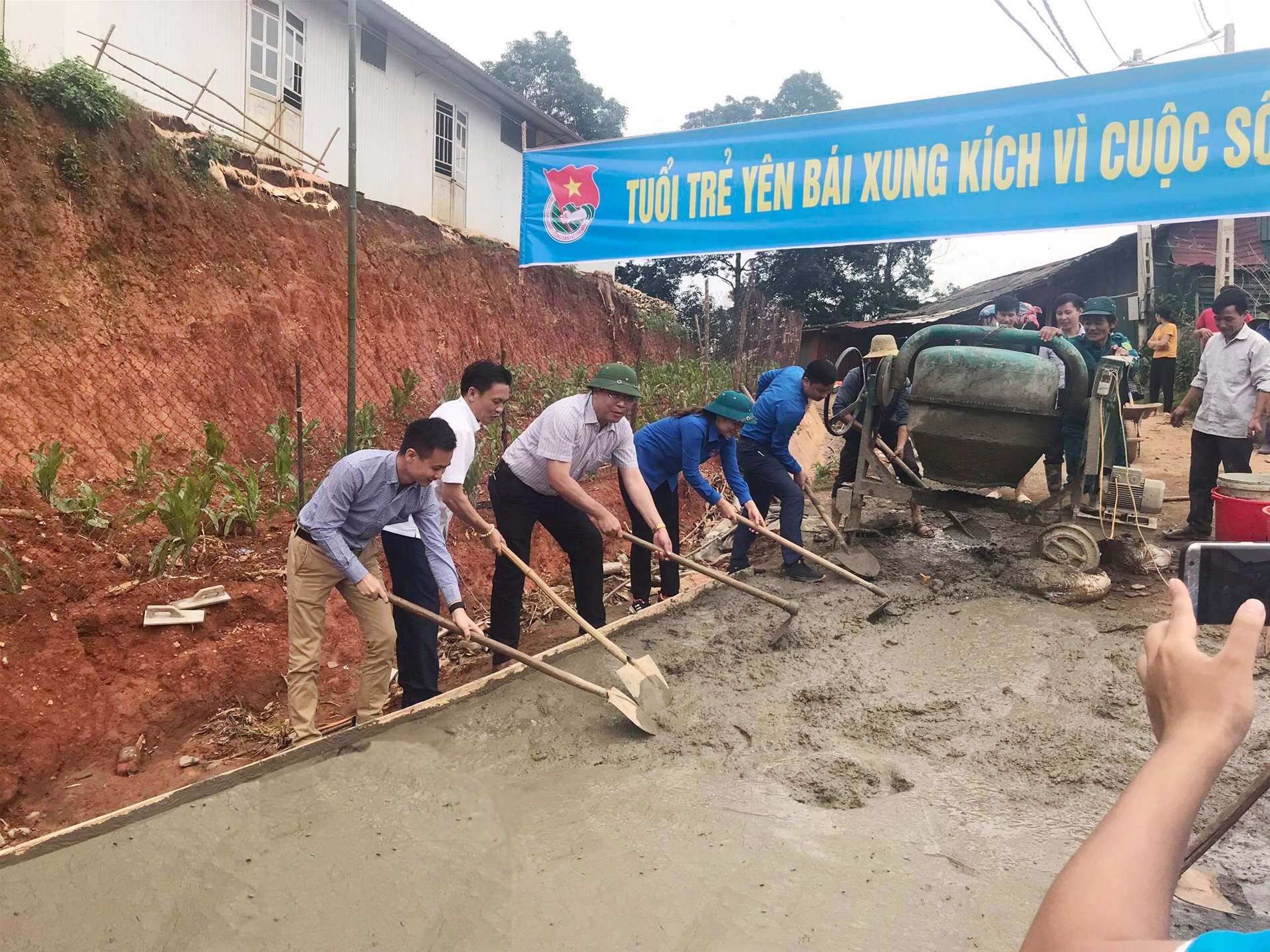 An Tien Industries joins hand to build “The road to school” at Mu Cang Chai