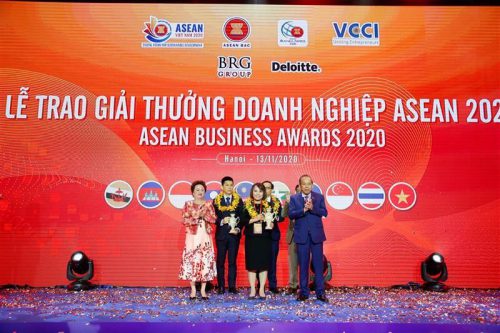 Phó Thủ tướng Chính phủ Trương Hòa Bình trao tặng cho bà Đặng Thị Quỳnh Phương, Tổng Giám đốc công ty thành viên thuộc APH giải thưởng “Doanh nhân trẻ tiêu biểu” 2020.