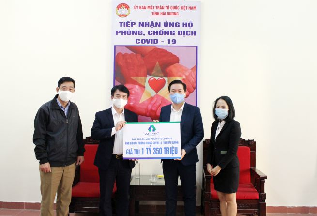Ông Nguyễn Đức Tuấn - Chủ tịch UB MTTQ tỉnh Hải Dương (thứ 2 bên trái) nhận quà ủng hộ từ ông Phạm Văn Tuấn- Q.Phó Tổng Giám đốc An Phát Holdings (thứ 2 bên phải)