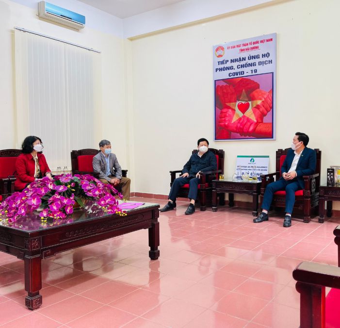 Ông Nguyễn Dương Thái - Chủ tịch UBND tỉnh Hải Dương (thứ 3 bên trái) gửi lời cảm ơn sự hỗ trợ của Tập đoàn An Phát Holdings