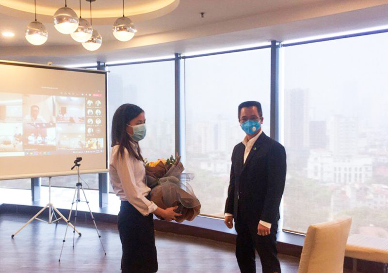 Ms. Dao Thi Bich (left), Standing Deputy General Director on behalf of An Thanh Bicsol received flower from Mr. Dinh Xuan Cuong, Vice Chairman, CEO of APH